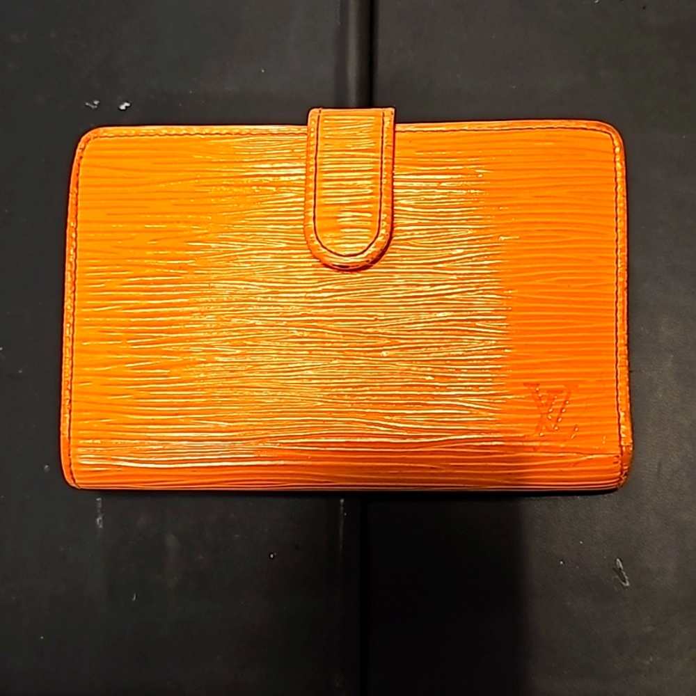 Authentic Louis Vuitton mandarin orange EPI Kisslock wallet.